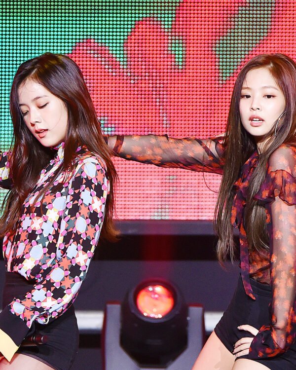 Jennie and Jisoo of 