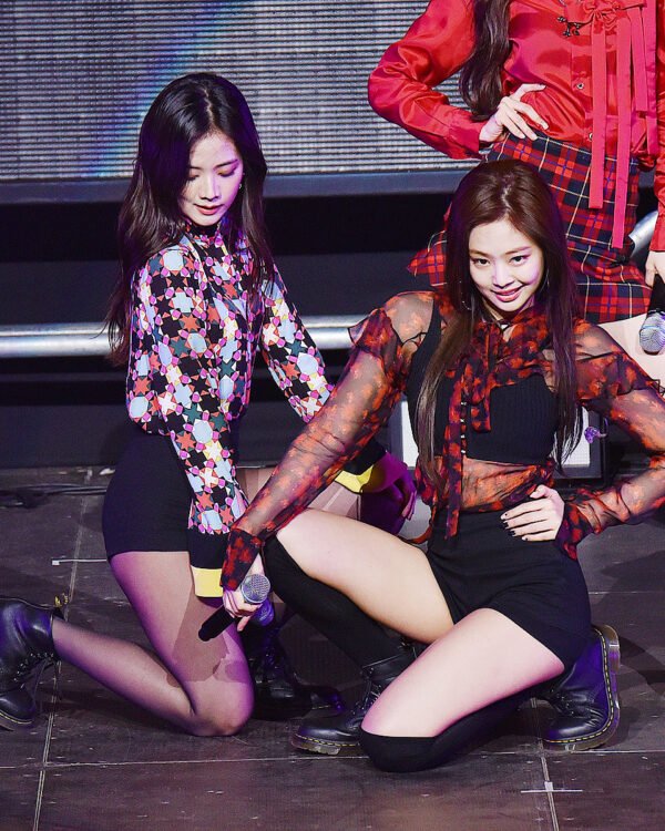Jennie and Jisoo of 