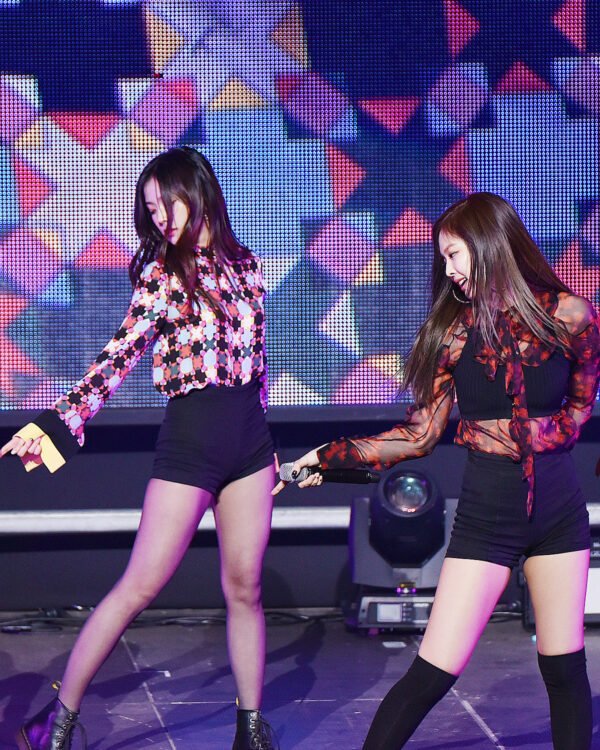 Jennie and Jisoo of 